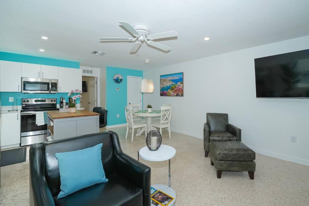 Modern, Fresh - Only 3 Miles To The Beach! Appartement Sarasota Buitenkant foto